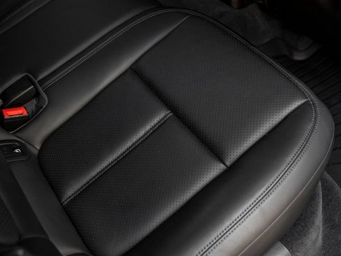 Used 2024 Porsche Macan AWD/4WD image 35