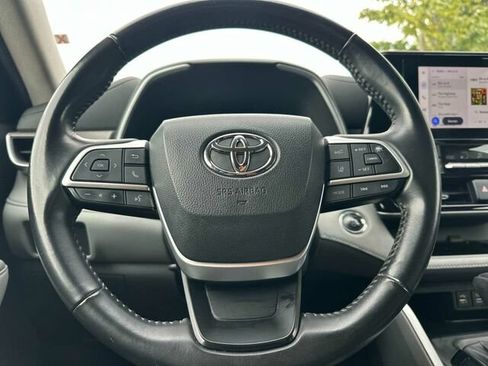 Used 2023 Toyota Highlander XLE AWD/4WD image 28