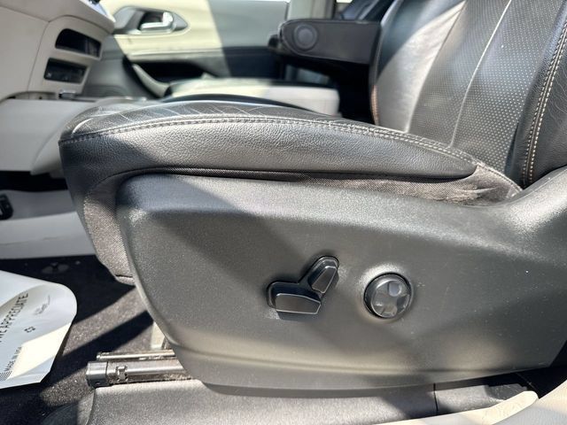 Used 2020 Chrysler Pacifica Touring-L Plus FWD image 12