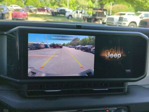 Certified 2025 Jeep Gladiator Sport AWD/4WD image 22