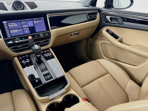 Certified 2025 Porsche Macan AWD/4WD image 26