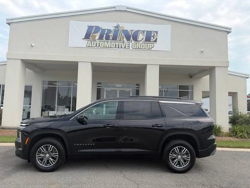 Used 2026 Chevrolet Traverse LT FWD image 1