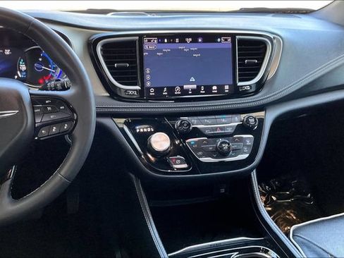 Used 2023 Chrysler Pacifica Limited w/ Uconnect Theater Family Group FWD image 5
