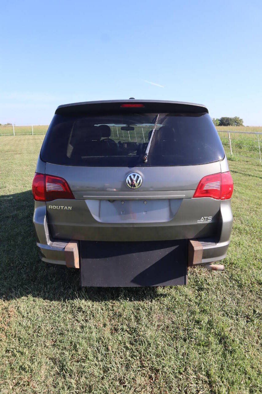 Used 2010 Volkswagen Routan SE FWD image 11