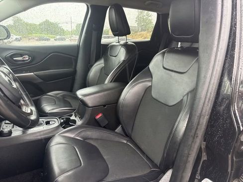 Used 2019 Jeep Cherokee Latitude Plus w/ Cold Weather Group AWD/4WD image 9