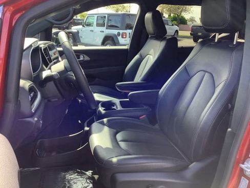 Used 2025 Chrysler Pacifica Select image 8