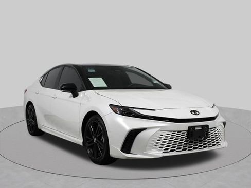 Used 2025 Toyota Camry SE FWD image 2