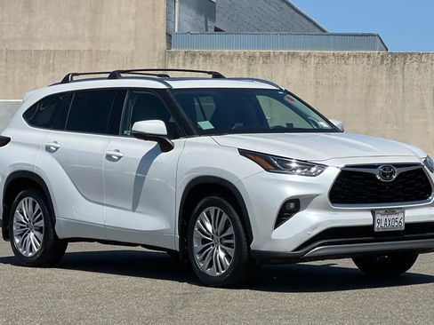 Certified 2024 Toyota Highlander Platinum AWD/4WD image 5