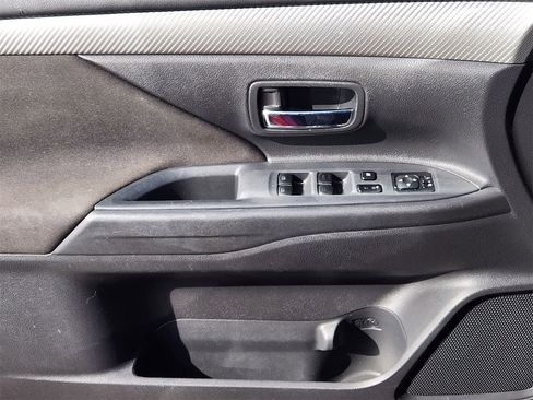 Used 2018 Mitsubishi Outlander SE image 22