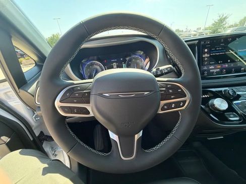 New 2027 Chrysler Pacifica Select FWD image 17