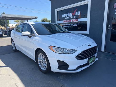 Used 2019 Ford Fusion SE FWD image 1