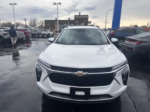 Used 2024 Chevrolet Trax LT image 2
