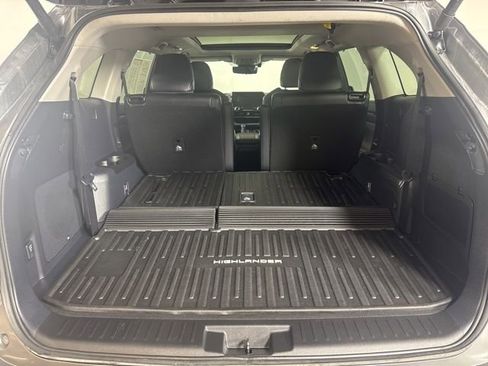 Used 2025 Toyota Highlander Platinum image 23