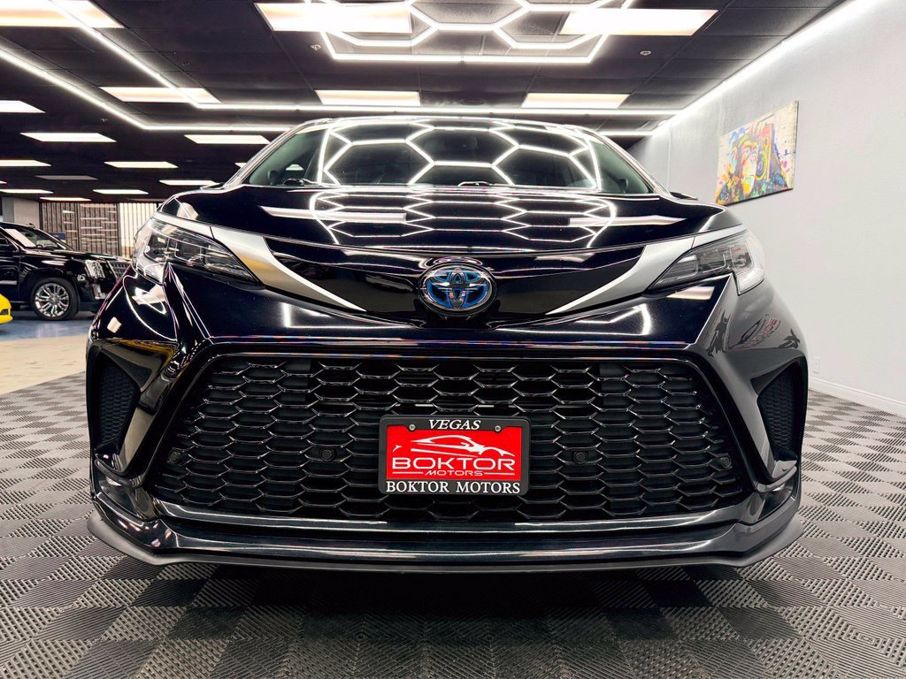 Used 2021 Toyota Sienna XSE w/ XSE Plus Package FWD image 3