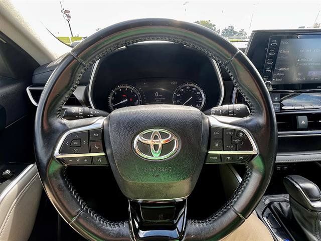 Used 2021 Toyota Highlander XLE FWD image 16