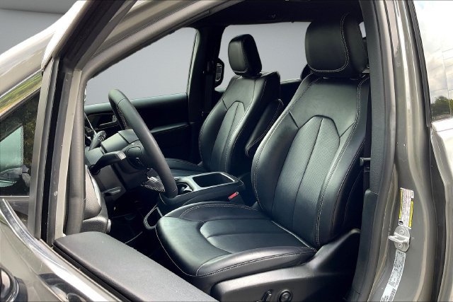 Used 2025 Chrysler Pacifica Select FWD image 23