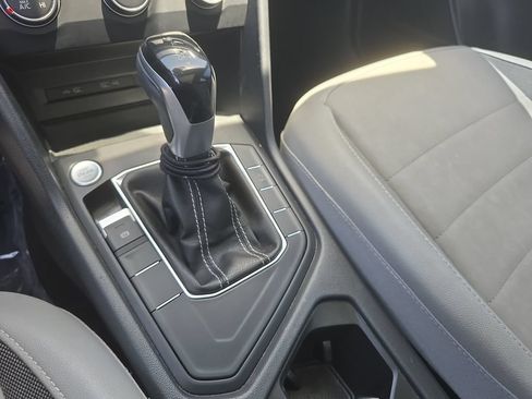 Used 2022 Volkswagen Taos SE w/ Panoramic Sunroof Package FWD image 18