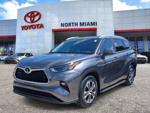 Used 2024 Toyota Highlander XLE FWD image 2