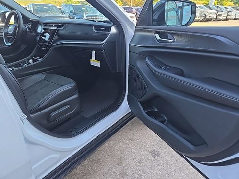 New 2025 Jeep Grand Cherokee Altitude image 69