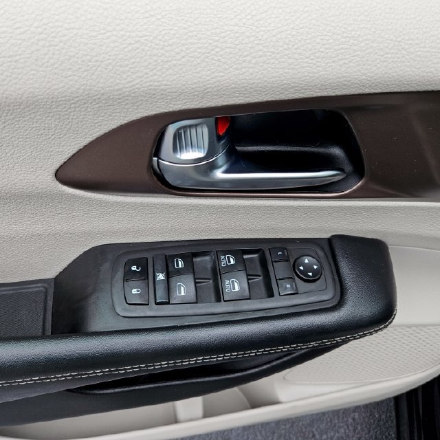 Used 2022 Chrysler Voyager LX FWD image 14