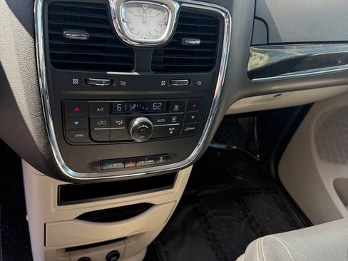 Used 2015 Chrysler Town & Country Touring FWD image 15