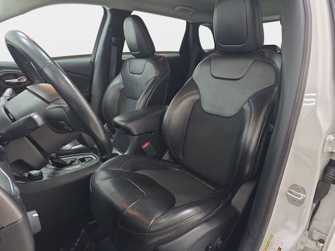 Used 2019 Jeep Cherokee Latitude Plus w/ Comfort/Convenience Group image 14