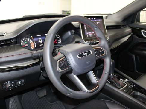 Used 2025 Jeep Compass Trailhawk AWD/4WD image 18