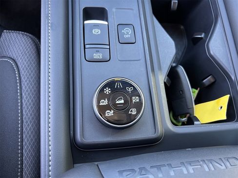 Certified 2025 Nissan Pathfinder S image 18