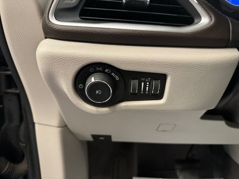 Used 2021 Chrysler Pacifica Touring-L w/ Uconnect Theater Family Group AWD/4WD image 18