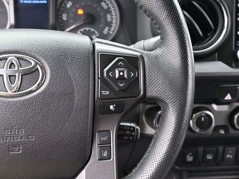 Used 2022 Toyota Tacoma TRD Off-Road w/ Technology Package AWD/4WD image 15