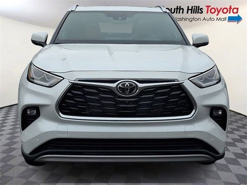 New 2026 Toyota Highlander Platinum image 2
