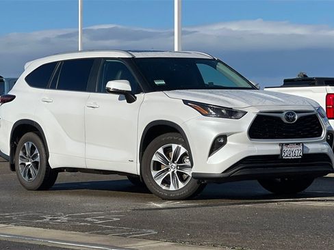 Certified 2025 Toyota Highlander XLE image 2