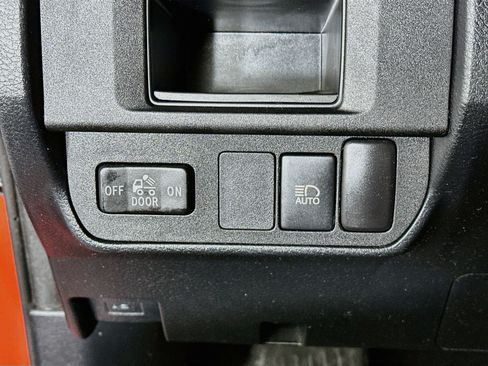 Used 2018 Toyota Tacoma SR5 RWD image 16
