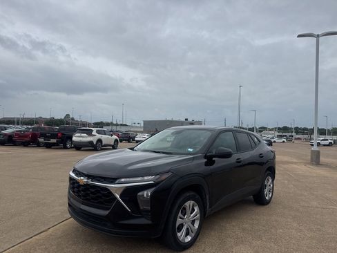 Used 2025 Chevrolet Trax LS image 7