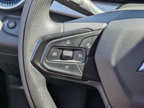 Used 2025 Chevrolet Trax LT FWD image 17