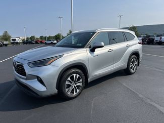 Used 2021 Toyota Highlander XLE w/ Protection Package #3 (TMS) AWD/4WD video 3