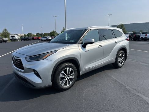 Used 2021 Toyota Highlander XLE w/ Protection Package #3 (TMS) AWD/4WD image 3