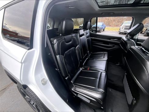 Used 2023 Jeep Grand Cherokee L Limited w/ Black Appearance Package image 15