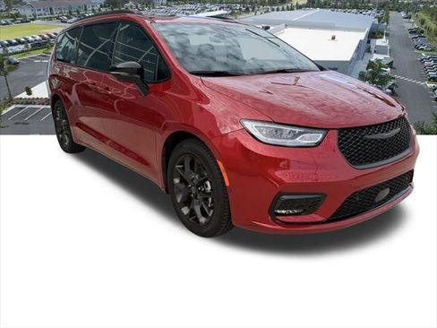 Certified 2025 Chrysler Pacifica Limited image 2