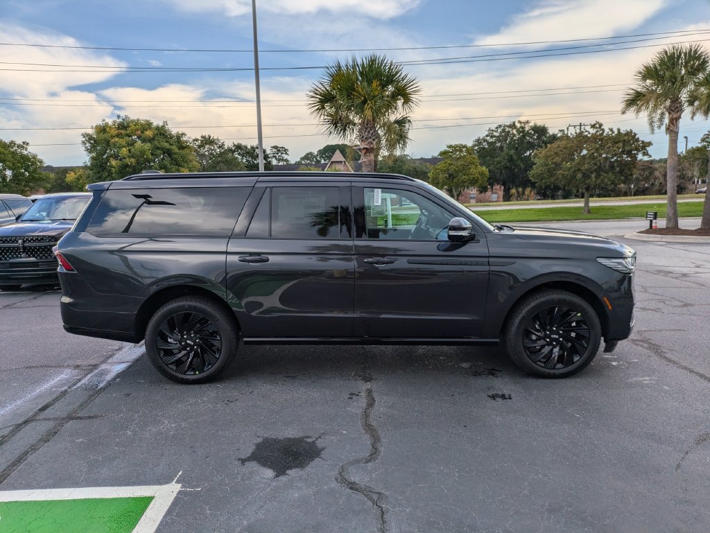 New 2027 Lincoln Navigator L Reserve w/ Jet Appearance Package AWD/4WD image 3