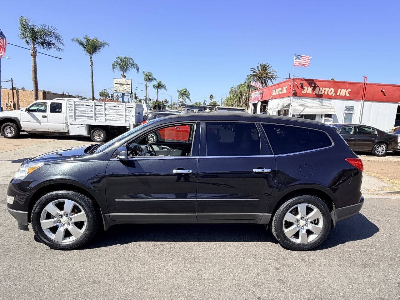 Used 2011 Chevrolet Traverse LTZ FWD image 3