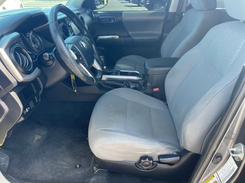 Used 2017 Toyota Tacoma SR5 w/ Tow Package RWD image 10