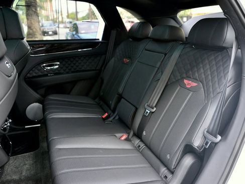 Used 2023 Bentley Bentayga image 18
