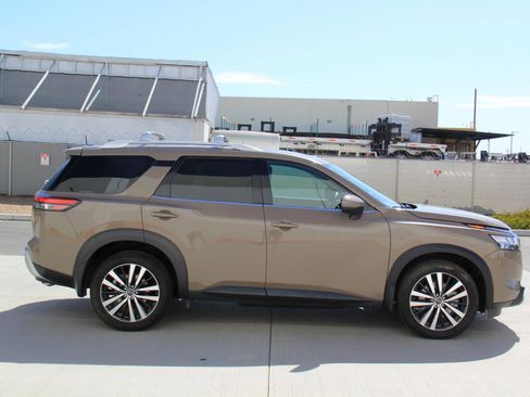Used 2024 Nissan Pathfinder Platinum FWD image 4