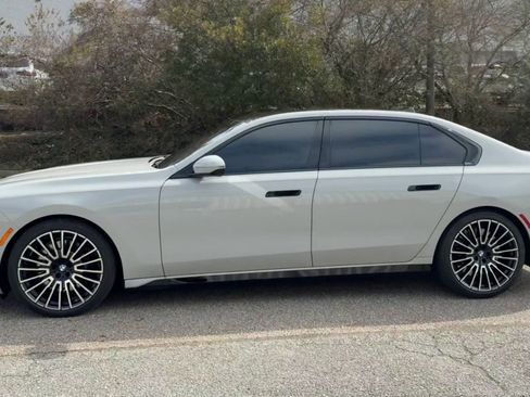 Used 2025 BMW 760i xDrive w/ Premium Package image 9