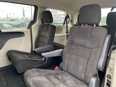 Used 2014 Dodge Grand Caravan SXT image 15