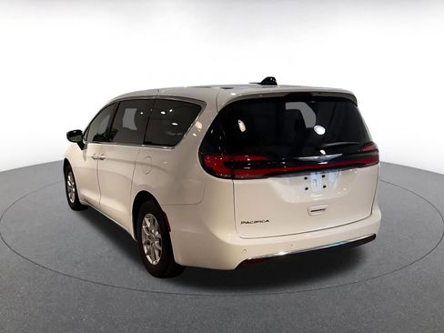 Used 2025 Chrysler Pacifica Select image 10