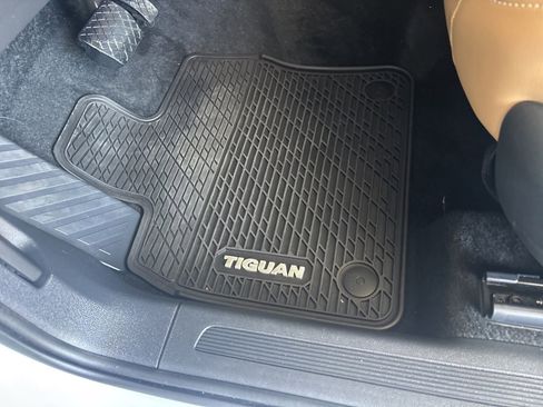 Used 2024 Volkswagen Tiguan SE w/ Panoramic Sunroof Package AWD/4WD image 17