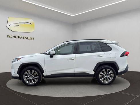 Used 2020 Toyota RAV4 XLE Premium image 4