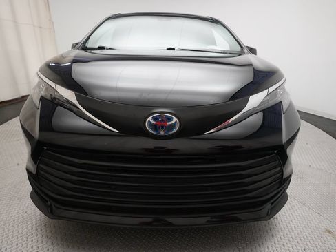 Used 2025 Toyota Sienna XLE FWD image 22